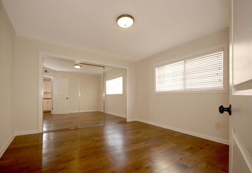 Building Photo - 13025 Moorpark St