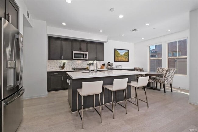 Building Photo - 29 Prominence