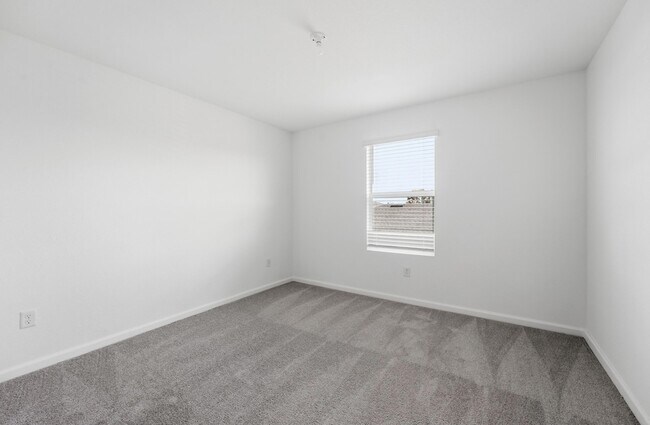 Building Photo - 10739 NW Moon Rise Ln