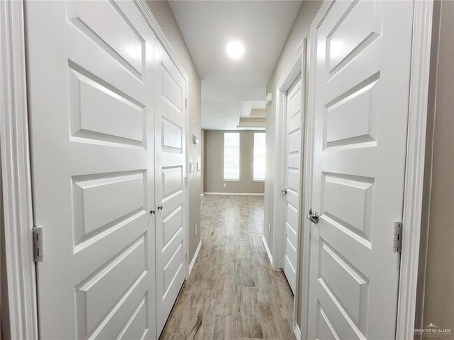 Building Photo - 1420 Alta Vista Dr