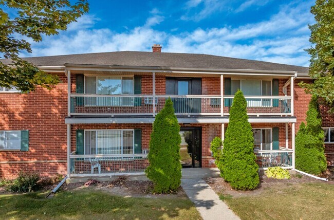 Building Photo - Lower 2 Bed/1 Bath Apartment Available!
