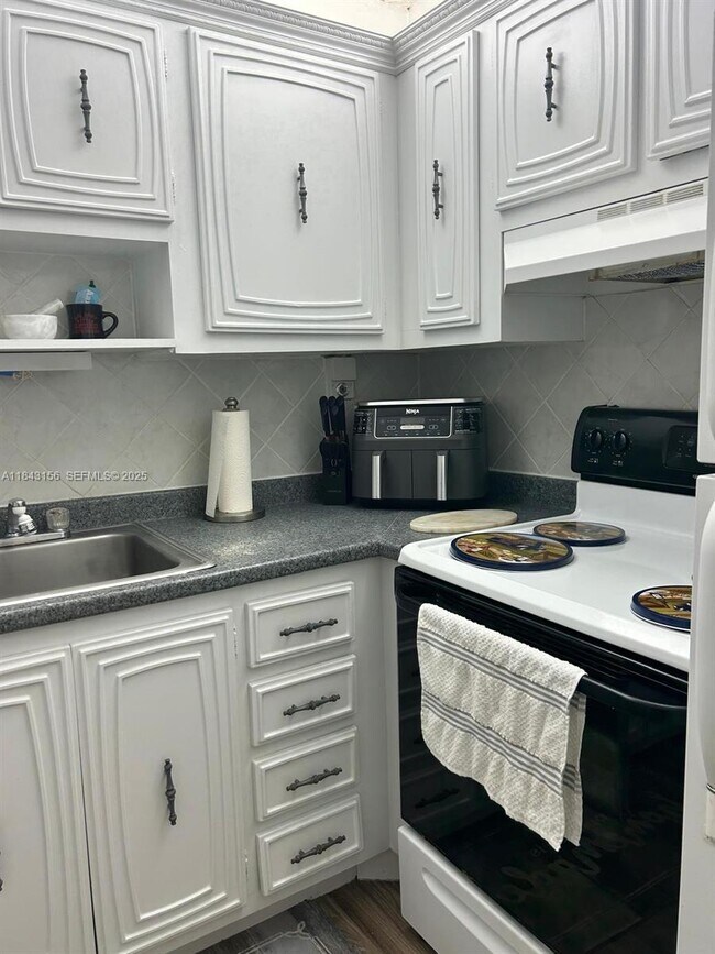 Building Photo - 2851 Somerset Dr