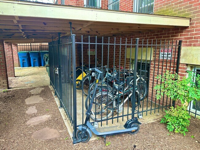 Building Photo - Great 2 bed 1 bath in Eckington/Bloomingda...
