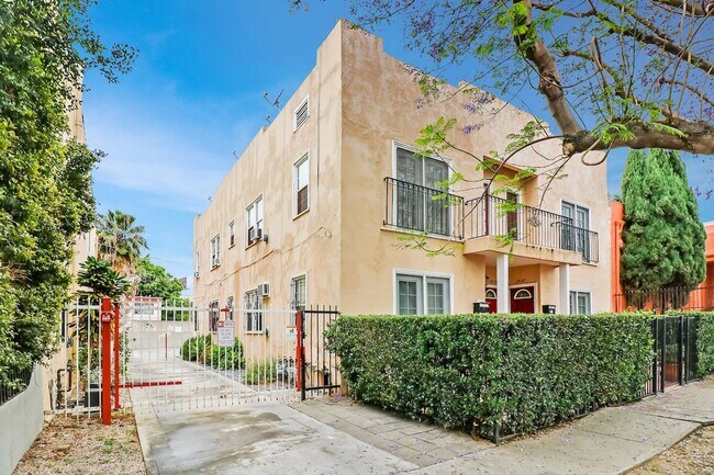 Building Photo - 1435 N Las Palmas Ave