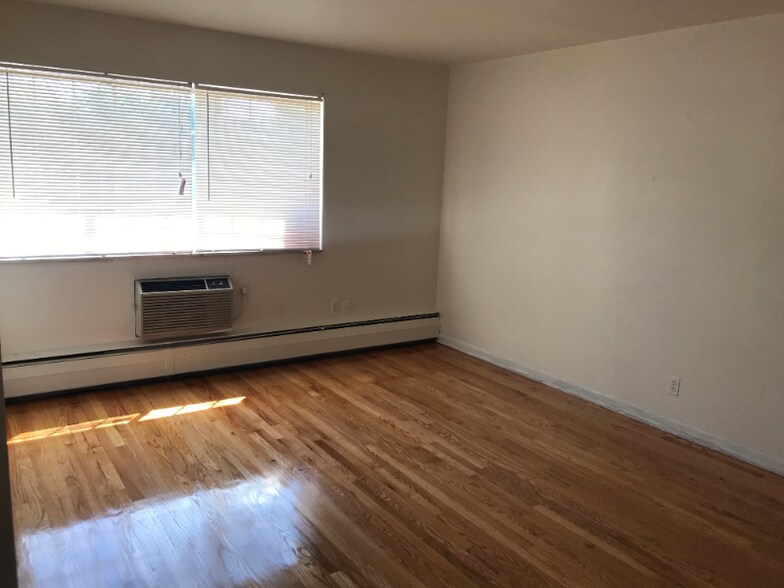 Primary Photo - 4811 Cadieux Rd