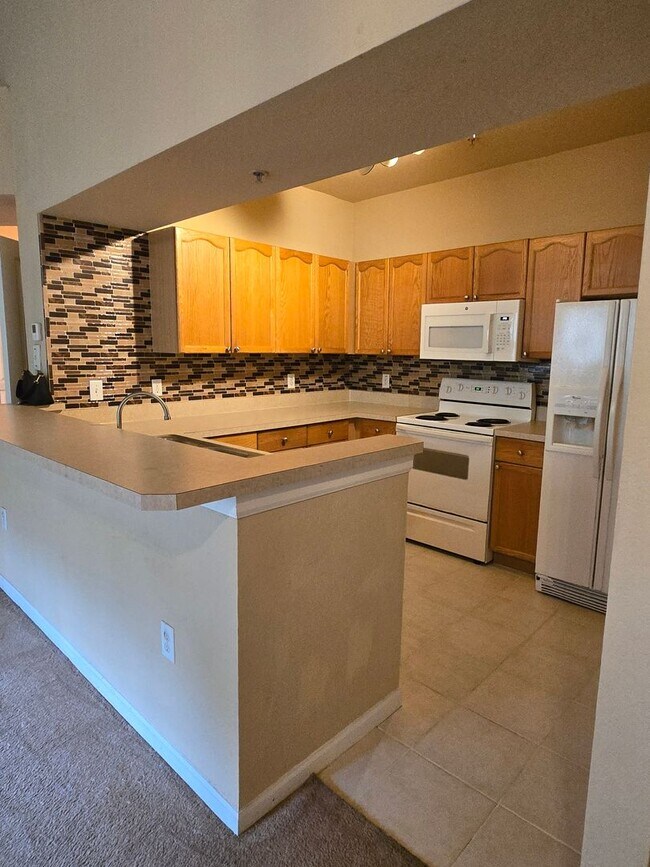 Building Photo - Oxford Place! New Tampa Condo