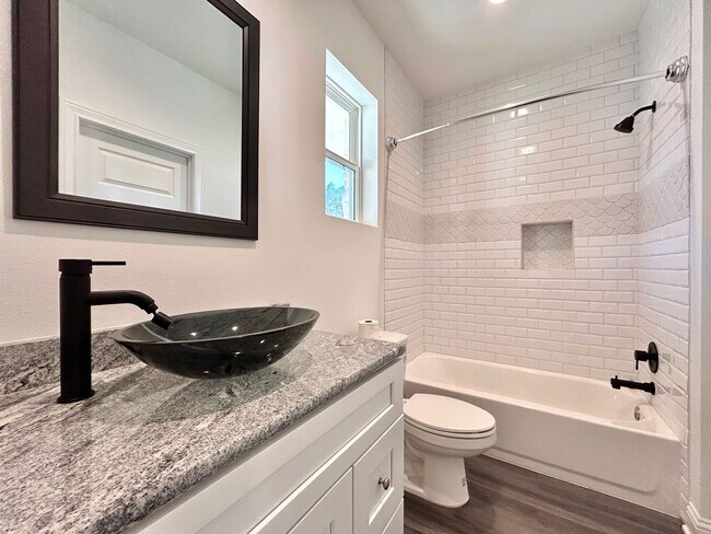 Building Photo - Modern 2 Bed / 2 Bath Home with Stylish Upgrades