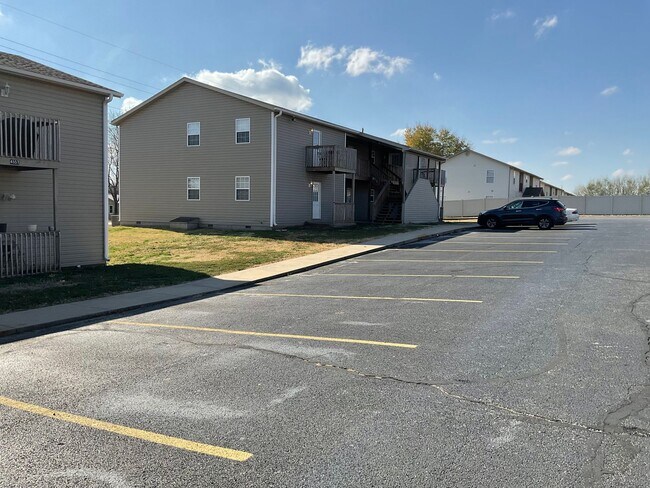 Building Photo - Nice 2BR/1BA in Joplin near MSSU campus! (upstairs unit with Balcony! ) HUD APPROVED!!