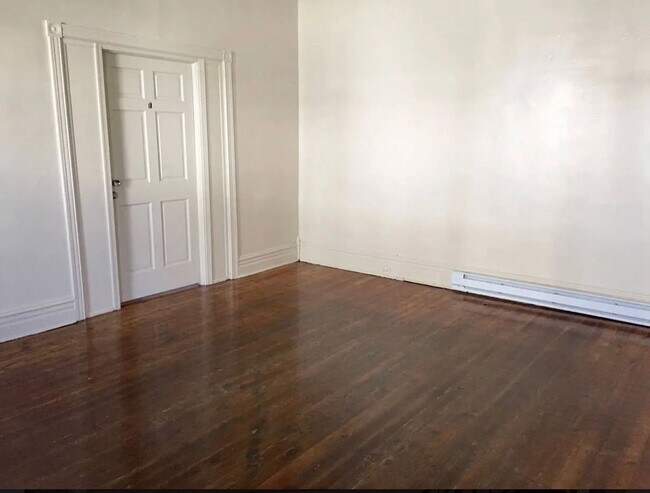 Building Photo - Student Housing 5 bedroom House Available Now & 2026-2027 School Year!