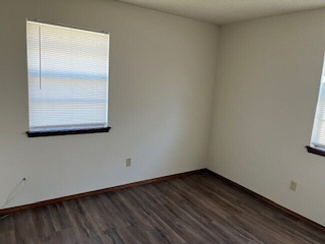 Building Photo - Hot Rental