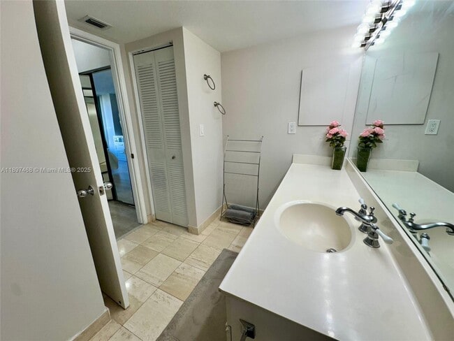 Building Photo - 3600 Mystic Pointe Dr