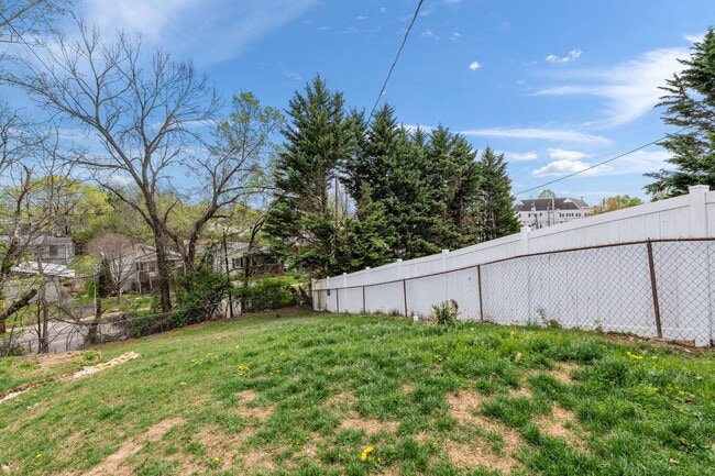 Building Photo - 142 E Park Dr