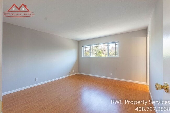 Building Photo - 1050 Oaktree Dr