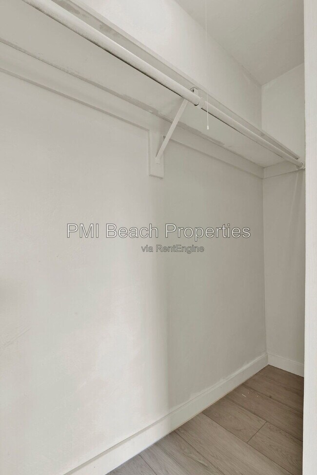 Building Photo - 350 NE 29th St