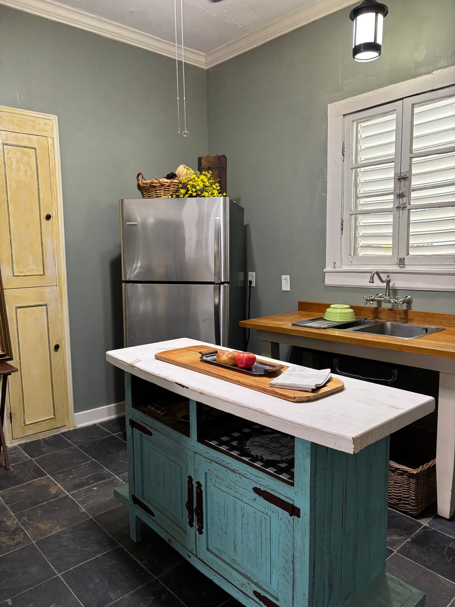 Center kitchen island - 905 20th St