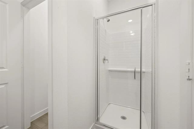 Building Photo - 5720 Lakeview Dr