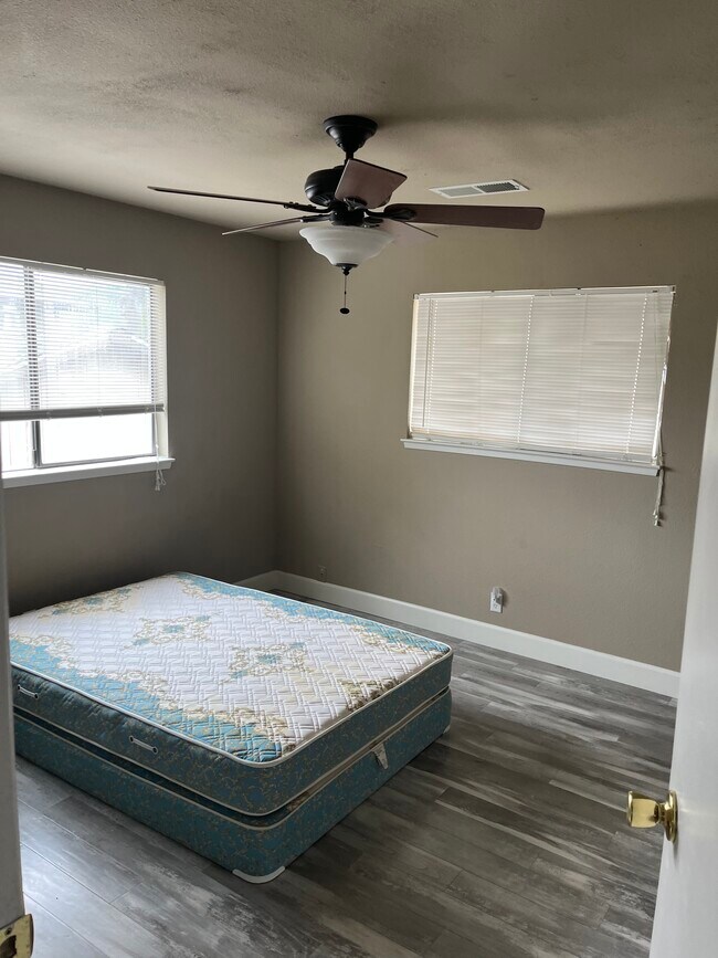 Building Photo - 13353 Driftwood Village