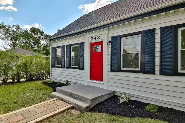 Front entry - 743 Marie Ave