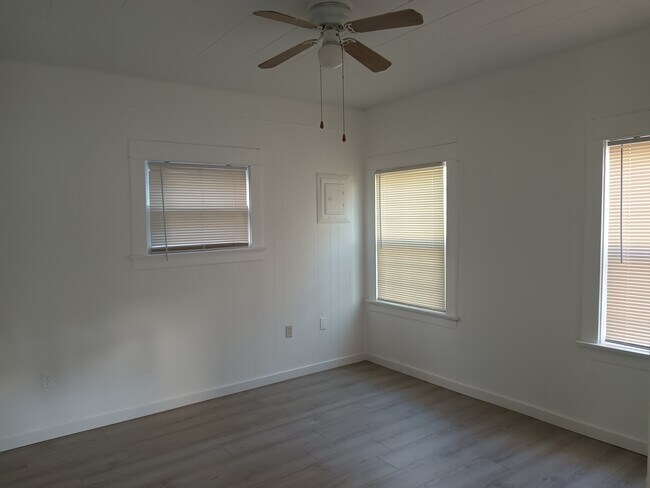 Building Photo - 850 Daisy Ave