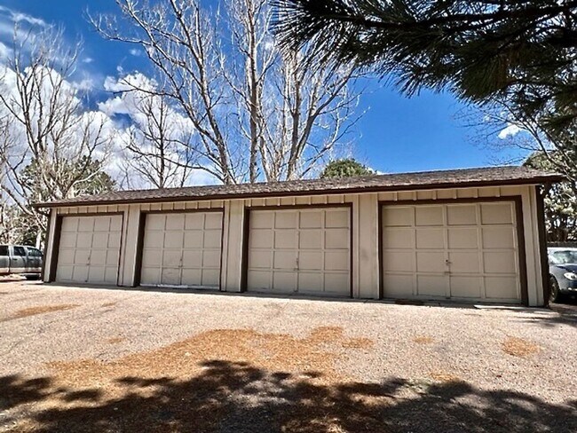 Building Photo - 6455 Yvonne Way