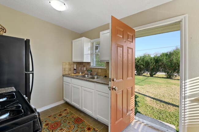 Building Photo - 115 Arbor St