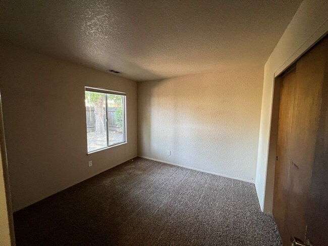 Building Photo - Floyd Ave - Duplex