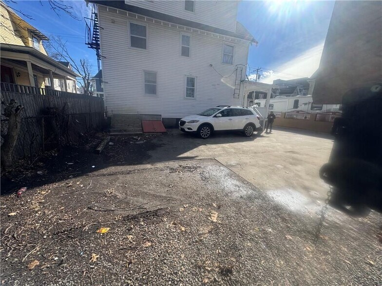 Building Photo - 25 Wesleyan Ave