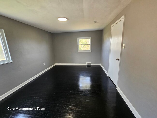 Building Photo - Fully Updated 3 bedroom 2 bathroom House f...