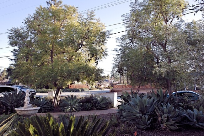 Building Photo - 1215 Altamead Dr