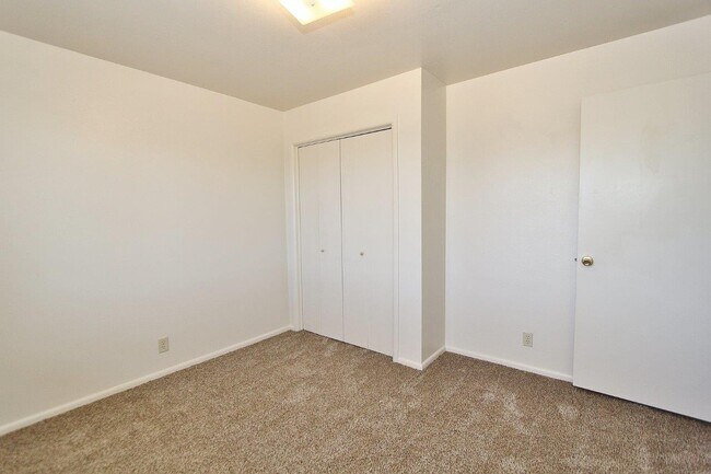 Building Photo - 551 N Moffatt Ave