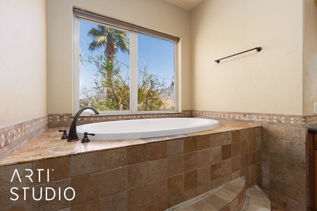 Building Photo - Beautiful 4 Bedroom, 3.5 Bath Home in Scenic