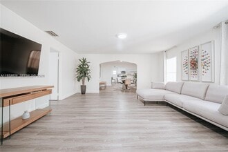 Building Photo - 11080 Peachtree Dr