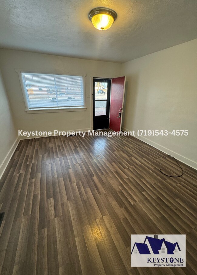 Building Photo - $425 OFF Special! Small Dog Allowed! 1 Bedroom/1 Bathroom/1 Car Garage for Storage $875/$875