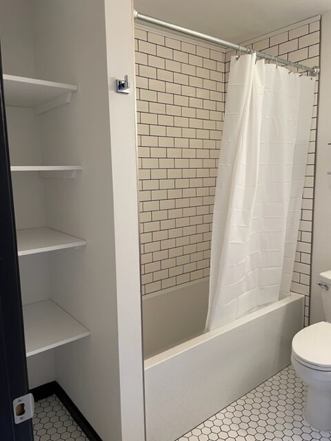 Shower Tub Storage - 307 N Riverfront Dr