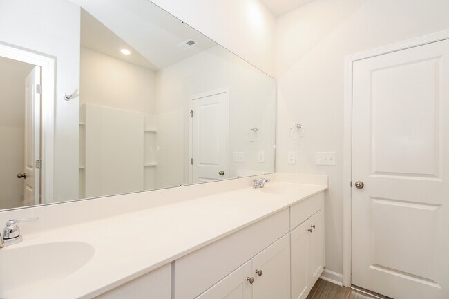 Building Photo - 132 Reindeer Rd S