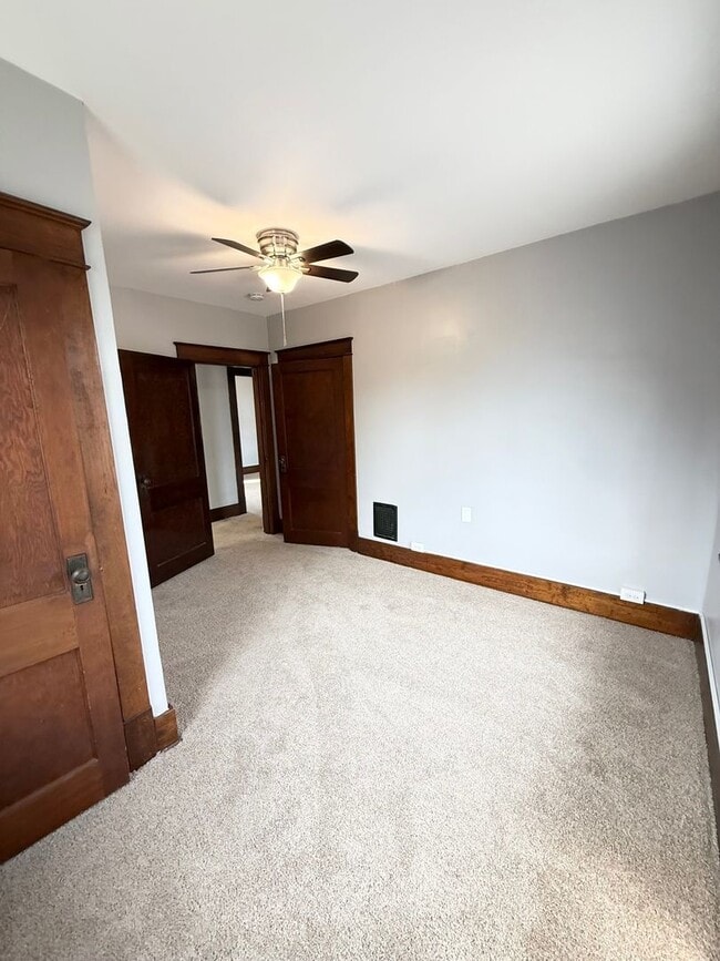 Building Photo - Updated 3 Bedroom 1 Bathroom in North Vers...