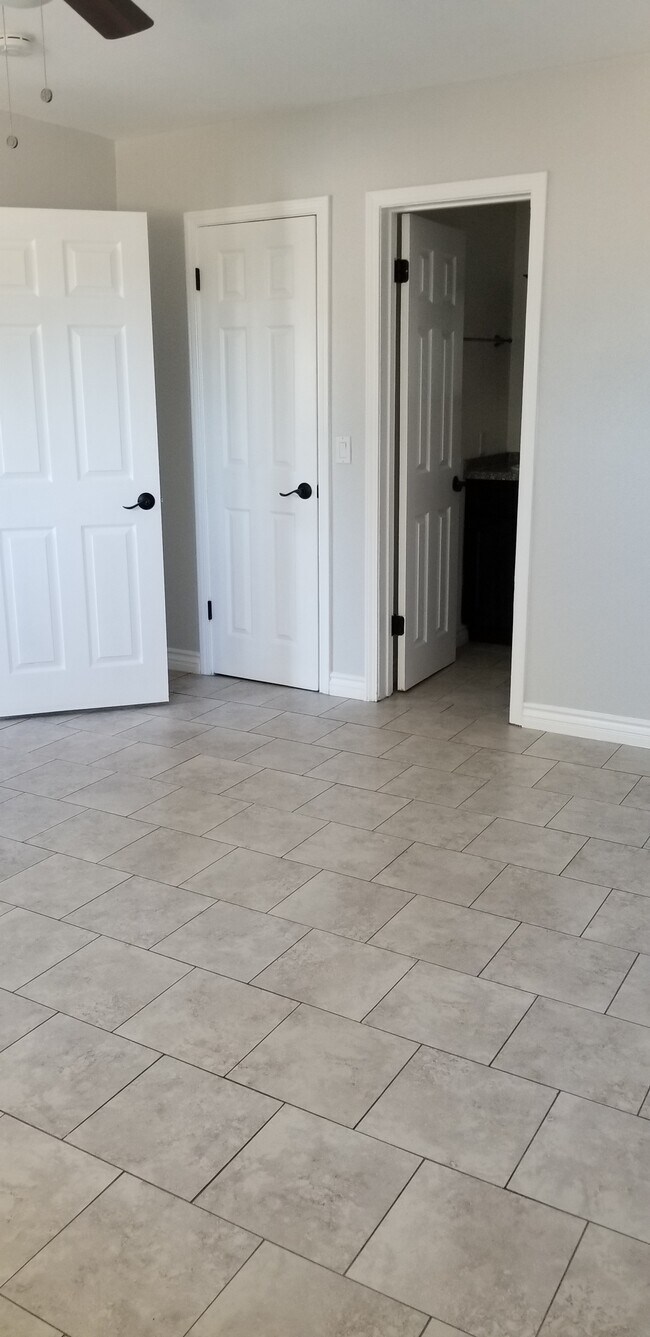 Building Photo - 1001 Pine Ave