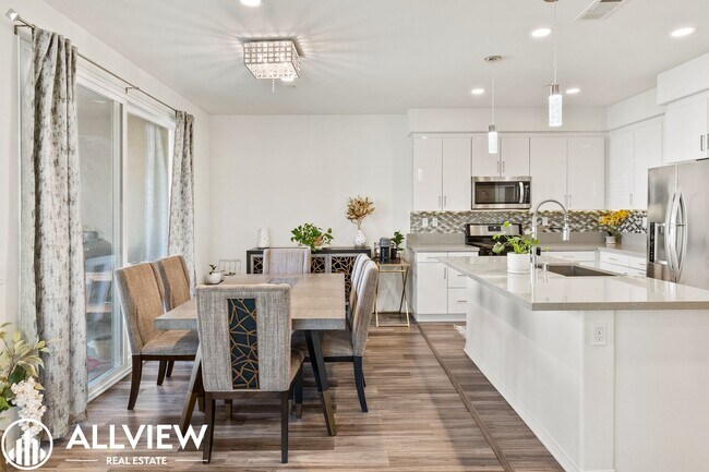 Building Photo - Bright & Upgraded 2 bedroom Anaheim Townhome in Prime Location!
