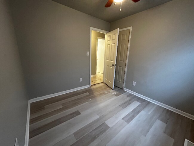 Building Photo - 1422 W 35th St