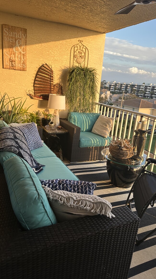 Building Photo - 561 Casa Bella Dr