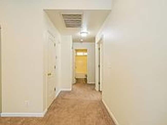 Building Photo - Cute 3 bedroom/2 bath downtown home!