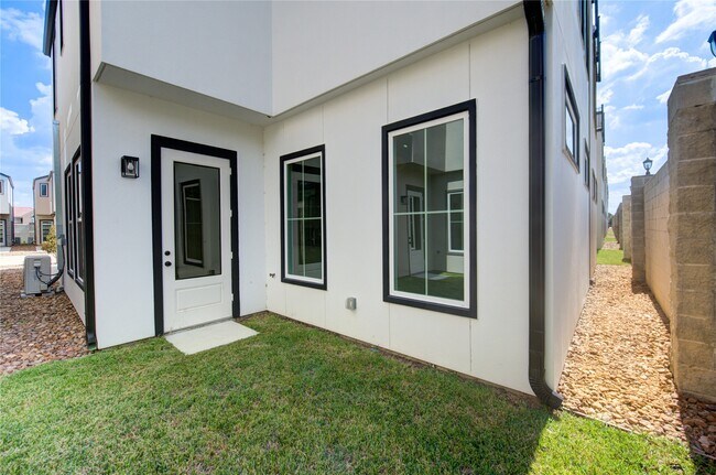 Building Photo - 2915 El Fenice Ln