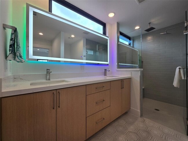 Building Photo - 1112 W N Loop Blvd