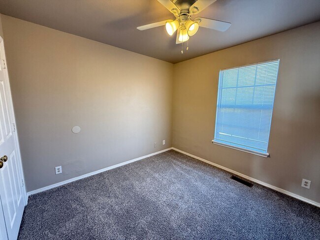 Building Photo - 3 bedroom Two Story Duplex!