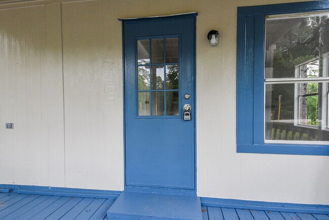 Building Photo - Be part of this cozy community at Roy Harris Loop