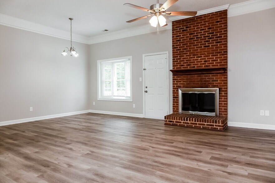 Building Photo - 10501 Southern Oak Ct