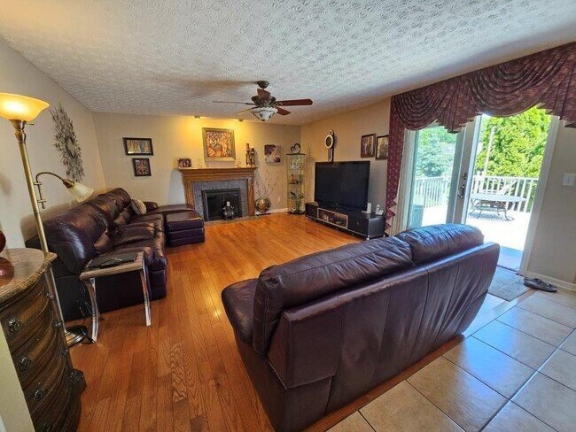 Building Photo - 4540 Redwood Vine Dr