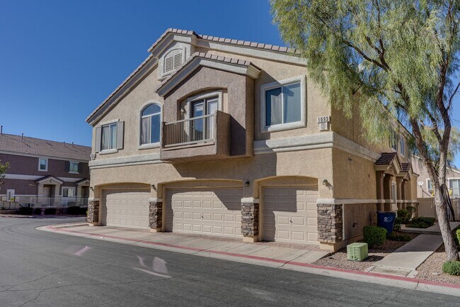 Building Photo - Cozy 2-Bedroom Henderson Townhome with Double-Sided Fireplace