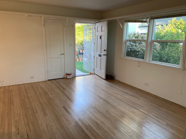 Living room to front door - 4017 Lyceum Ave