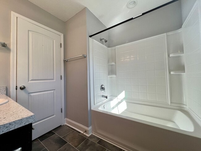 Building Photo - AVAILABLE EARLY APRIL 2026! (Pet Friendly)